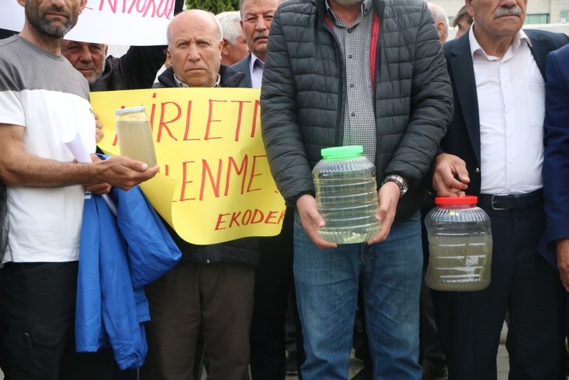 Gerede Çayı’ndaki kirliliğe tepki gösterip adliye önünde gıyabi cenaze namazı kıldılar - Resim: 2