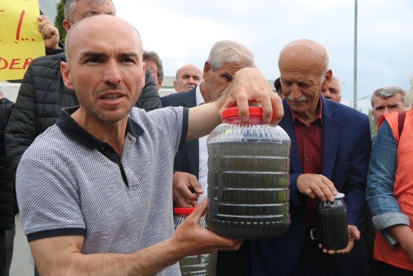Gerede Çayı’ndaki kirliliğe tepki gösterip adliye önünde gıyabi cenaze namazı kıldılar - Resim: 4