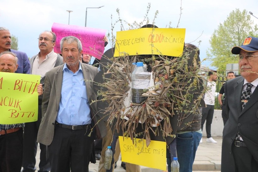 Gerede Çayı’ndaki kirliliğe tepki gösterip adliye önünde gıyabi cenaze namazı kıldılar - Resim: 6
