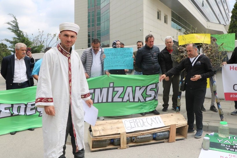 Gerede Çayı’ndaki kirliliğe tepki gösterip adliye önünde gıyabi cenaze namazı kıldılar - Resim: 7