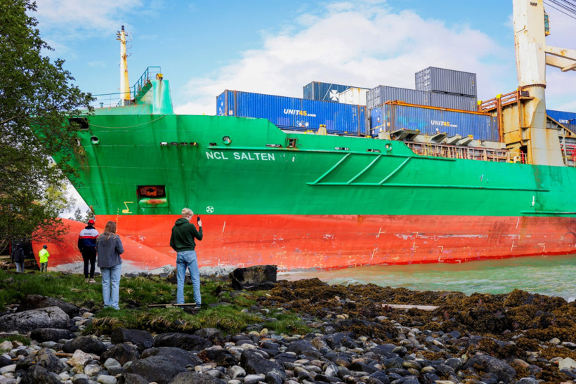 Uyanınca bahçesinde dev gemi buldu - Resim : 1