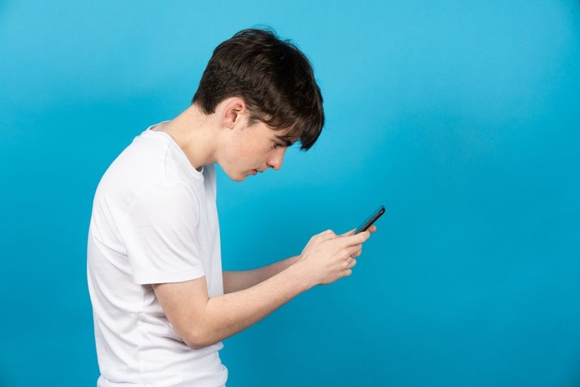 Sürekli telefonuna bakan 25 yaşındaki gencin boynu yamuldu - Resim: 5