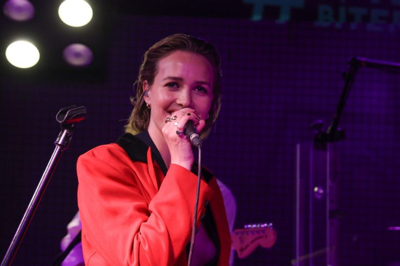 Norveçli şarkıcı 14 Şubat'ta Ahmet Kaya şarkısıyla teselli buldu - Resim : 3