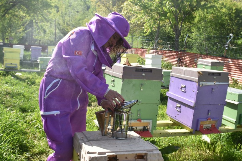 Oğluna bal yedirmek için başladı, 70 kovandan bal üretiyor - Resim: 2