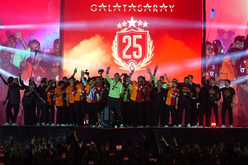 Galatasaray'ın kutlaması eziyete döndü: Coşkuyla başladı, sönük bitti - Resim: 2