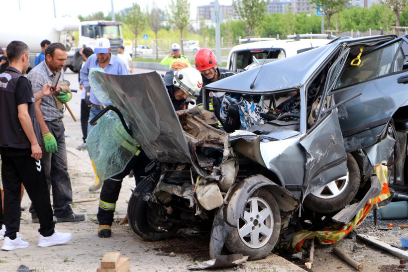 Kontrolden çıkan beton mikseri onlarca aracı biçti - Resim : 2