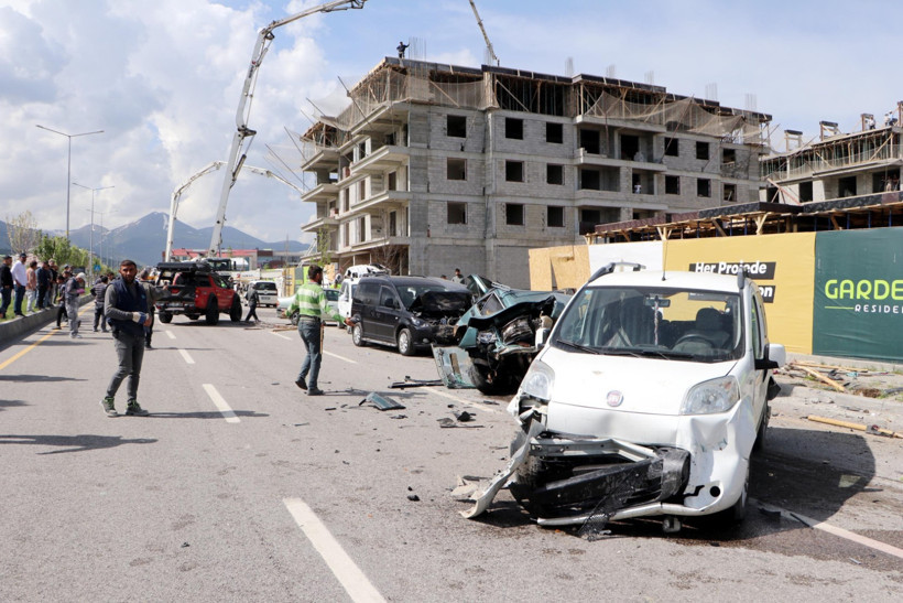 Kontrolden çıkan beton mikseri onlarca aracı biçti - Resim : 4