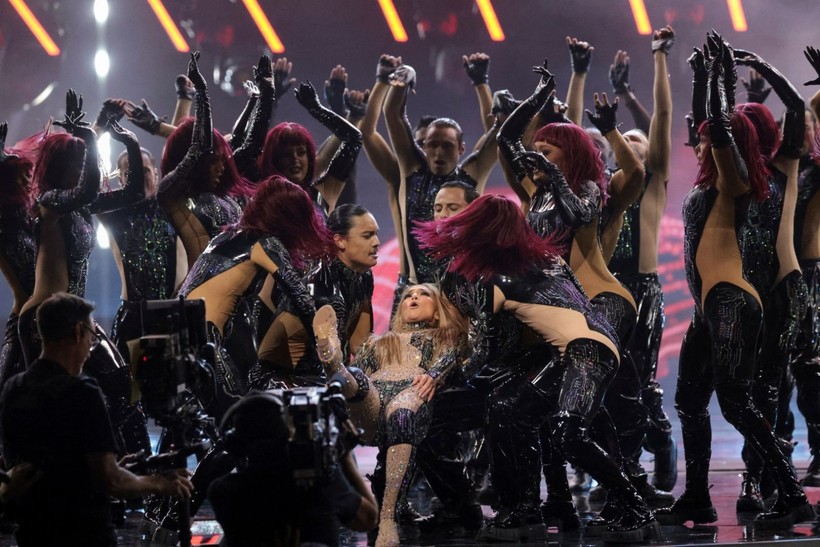 Jennifer Lopez'in ödül töreni performansı gündem oldu - Resim: 2