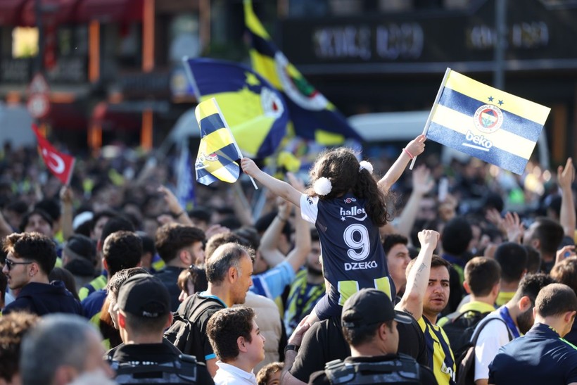 Euroleague şampiyonu Fenerbahçe Beko, Bağdat Caddesi'ni ateşe verdi! - Resim: 8