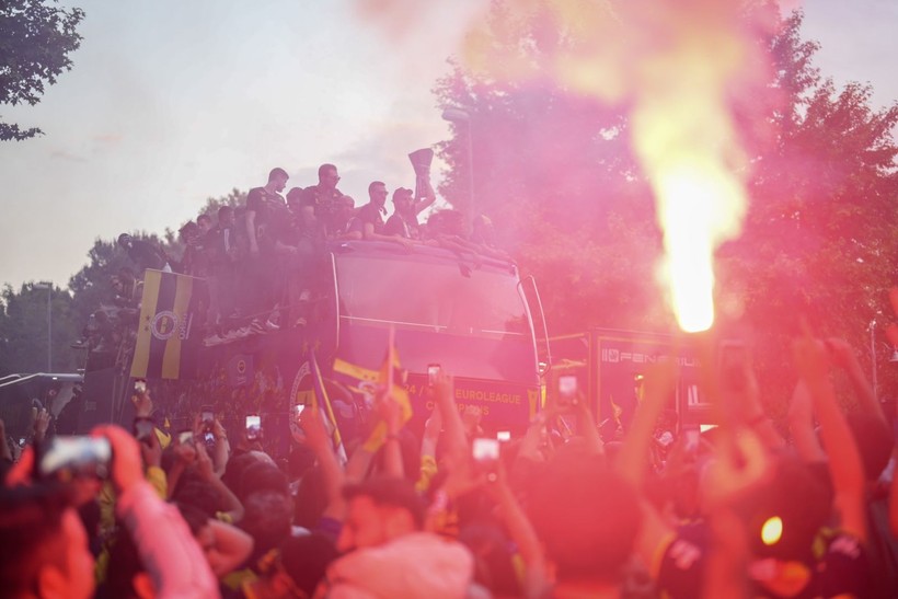 Euroleague şampiyonu Fenerbahçe Beko, Bağdat Caddesi'ni ateşe verdi! - Resim: 25