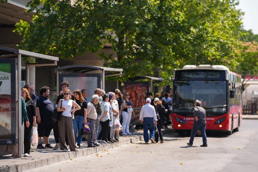 İzmir'de işçiler yollara döküldü - Resim: 13