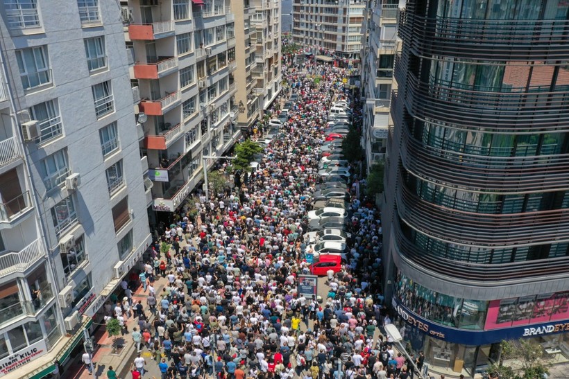 İzmir'de işçiler yollara döküldü - Resim: 3