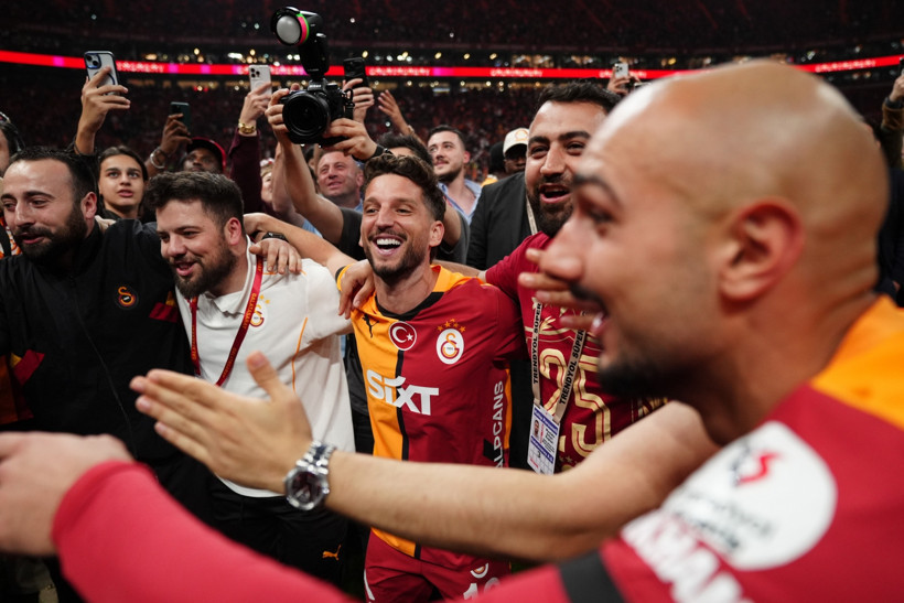 Napoli efsanesiydi, Galatasaray'a kupalarla veda etti! - Resim : 1