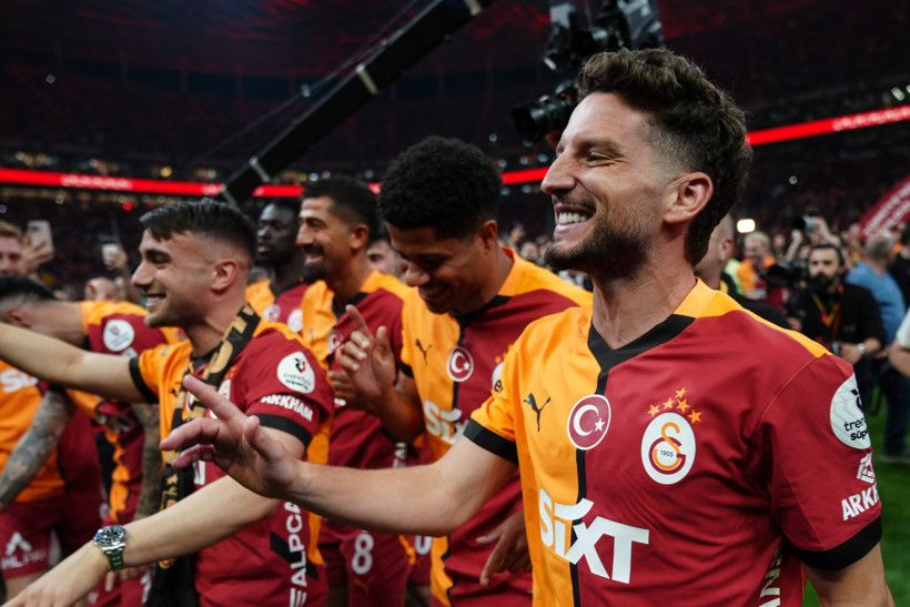 Napoli efsanesiydi, Galatasaray'a kupalarla veda etti! - Resim : 2
