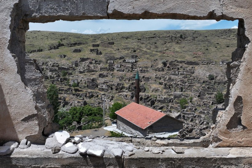 Sel nedeniyle 40 yıl önce terk edilen köylerini ayakta kalan minareden seyrediyorlar - Resim: 1
