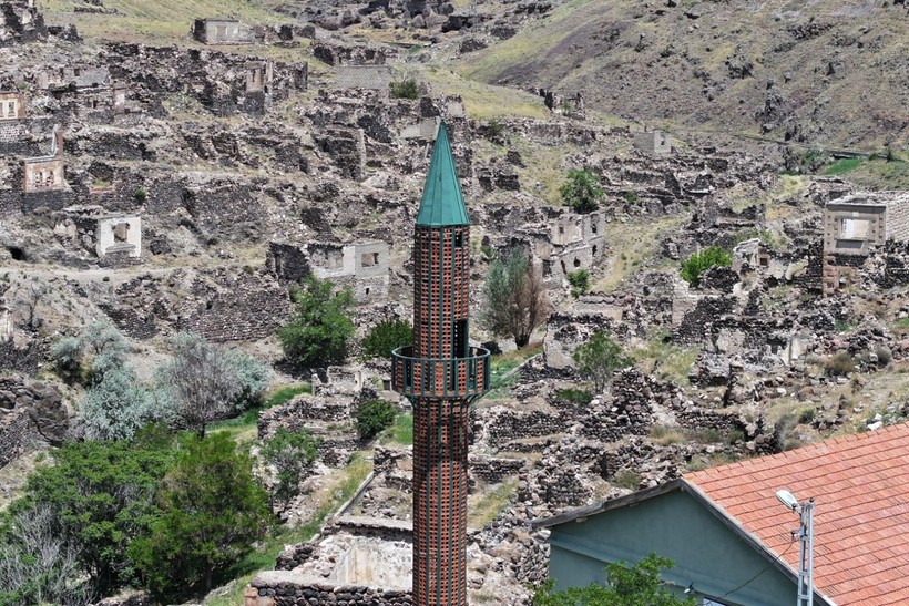 Sel nedeniyle 40 yıl önce terk edilen köylerini ayakta kalan minareden seyrediyorlar - Resim: 2