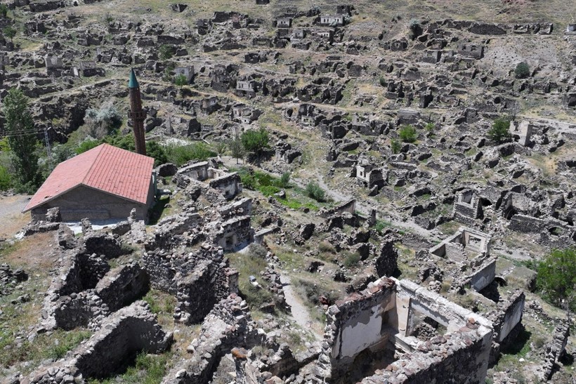 Sel nedeniyle 40 yıl önce terk edilen köylerini ayakta kalan minareden seyrediyorlar - Resim: 3