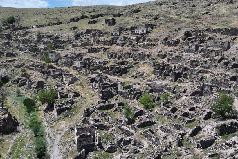 Sel nedeniyle 40 yıl önce terk edilen köylerini ayakta kalan minareden seyrediyorlar - Resim: 4