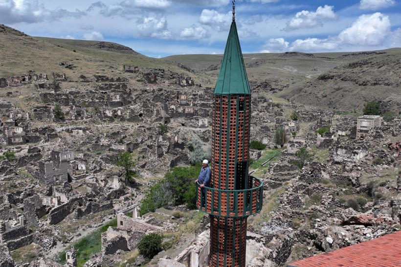 Sel nedeniyle 40 yıl önce terk edilen köylerini ayakta kalan minareden seyrediyorlar - Resim: 5