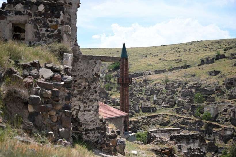 Sel nedeniyle 40 yıl önce terk edilen köylerini ayakta kalan minareden seyrediyorlar - Resim: 7