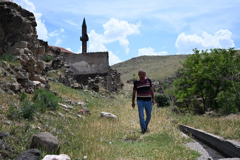 Sel nedeniyle 40 yıl önce terk edilen köylerini ayakta kalan minareden seyrediyorlar - Resim: 8