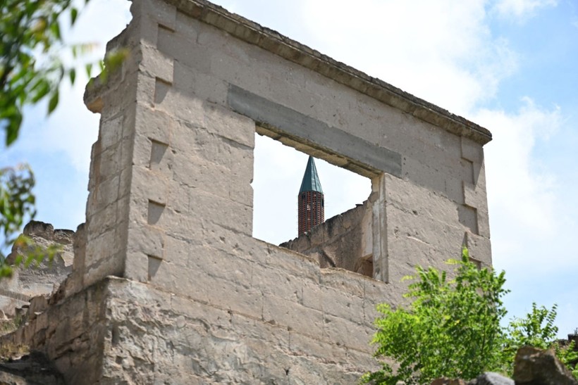 Sel nedeniyle 40 yıl önce terk edilen köylerini ayakta kalan minareden seyrediyorlar - Resim: 9