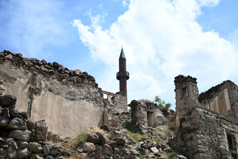 Sel nedeniyle 40 yıl önce terk edilen köylerini ayakta kalan minareden seyrediyorlar - Resim: 10