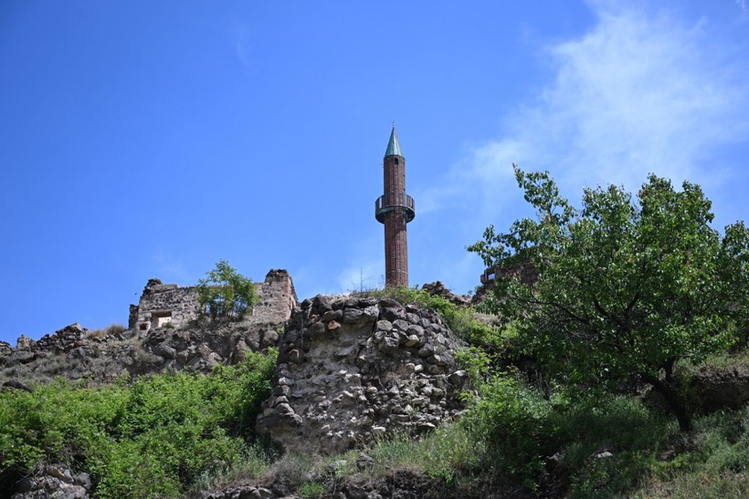 Sel nedeniyle 40 yıl önce terk edilen köylerini ayakta kalan minareden seyrediyorlar - Resim: 11