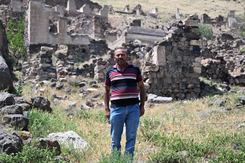Sel nedeniyle 40 yıl önce terk edilen köylerini ayakta kalan minareden seyrediyorlar - Resim: 12