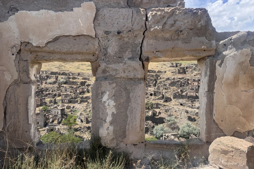 Sel nedeniyle 40 yıl önce terk edilen köylerini ayakta kalan minareden seyrediyorlar - Resim: 15