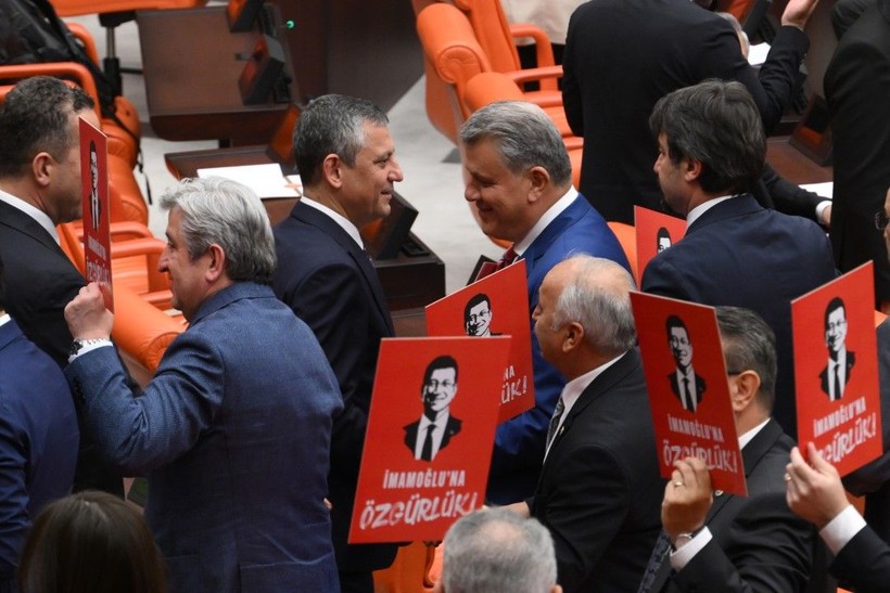 Özgür Özel, 'İmamoğlu’na özgürlük' döviziyle poz verdi - Resim: 10