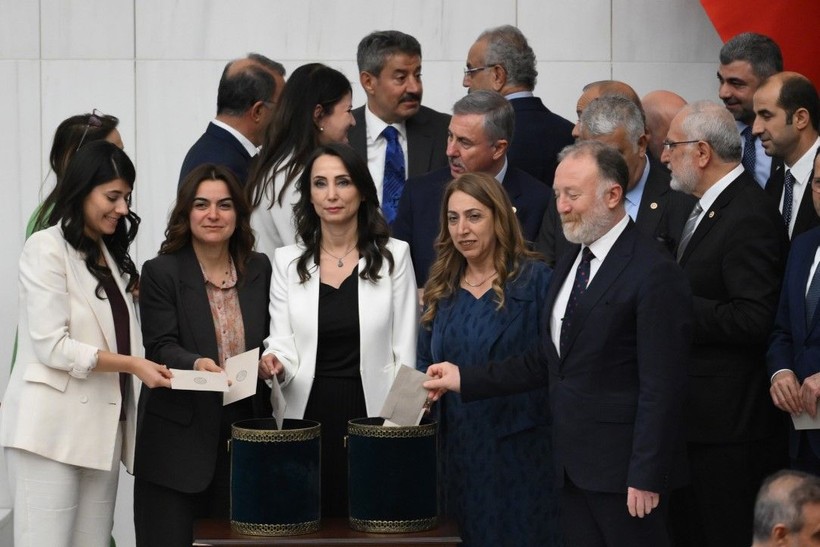 Özgür Özel, 'İmamoğlu’na özgürlük' döviziyle poz verdi - Resim: 12