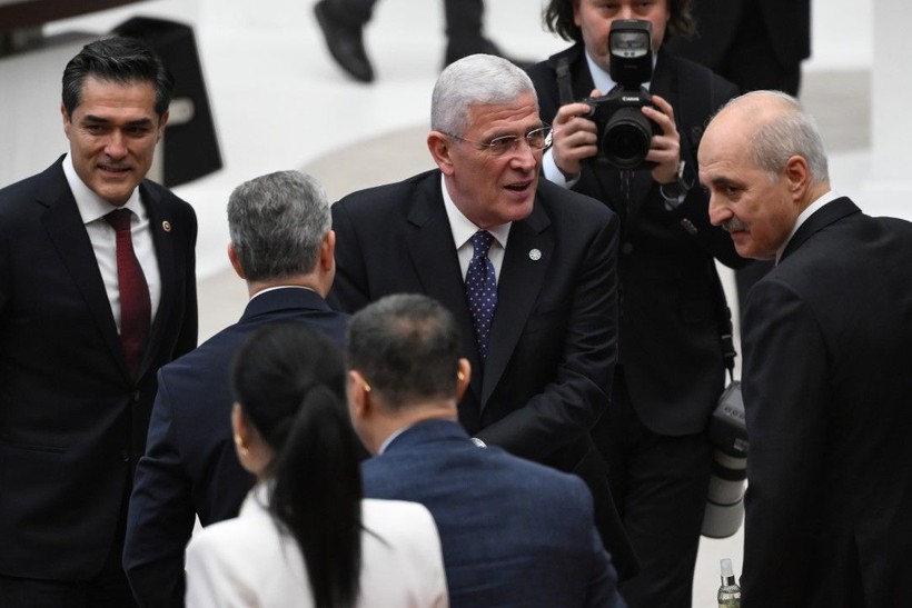 Özgür Özel, 'İmamoğlu’na özgürlük' döviziyle poz verdi - Resim: 16