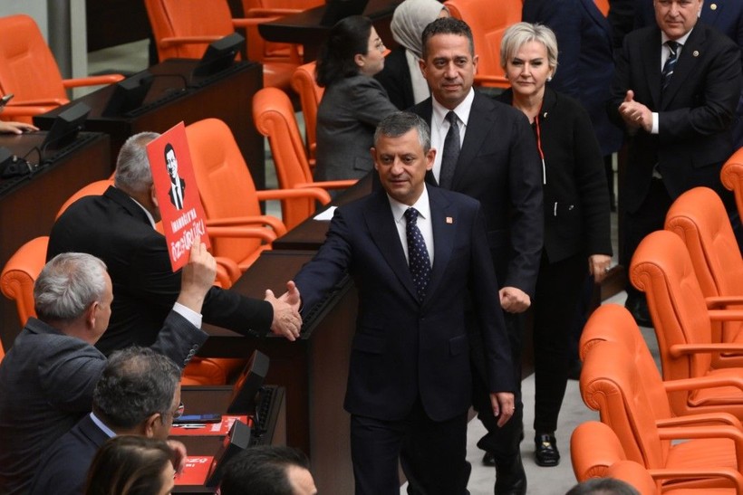 Özgür Özel, 'İmamoğlu’na özgürlük' döviziyle poz verdi - Resim: 19