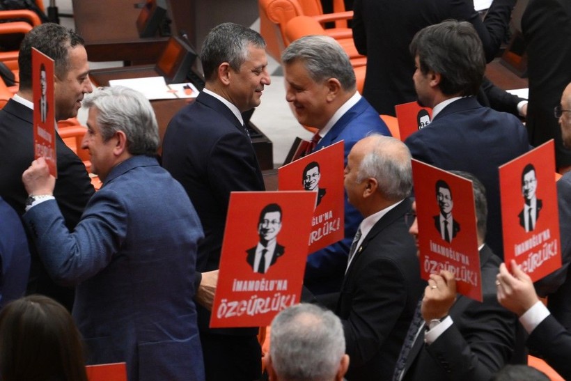 Özgür Özel, 'İmamoğlu’na özgürlük' döviziyle poz verdi - Resim: 24