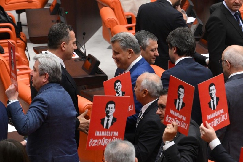 Özgür Özel, 'İmamoğlu’na özgürlük' döviziyle poz verdi - Resim: 25