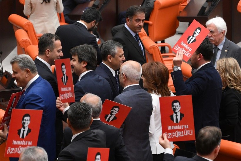 Özgür Özel, 'İmamoğlu’na özgürlük' döviziyle poz verdi - Resim: 26