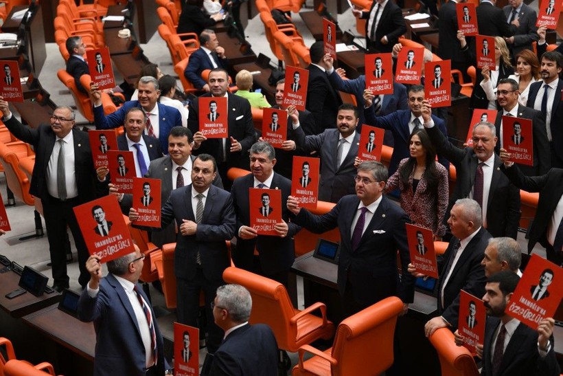 Özgür Özel, 'İmamoğlu’na özgürlük' döviziyle poz verdi - Resim: 28
