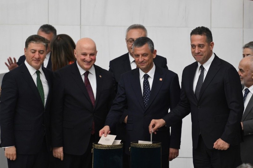 Özgür Özel, 'İmamoğlu’na özgürlük' döviziyle poz verdi - Resim: 31