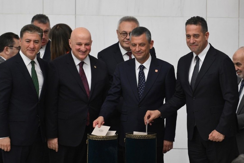 Özgür Özel, 'İmamoğlu’na özgürlük' döviziyle poz verdi - Resim: 32