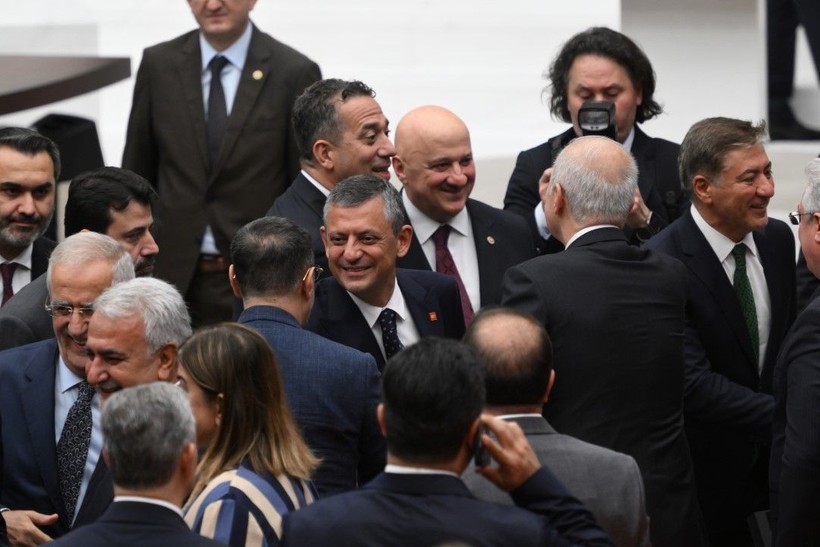 Özgür Özel, 'İmamoğlu’na özgürlük' döviziyle poz verdi - Resim: 34
