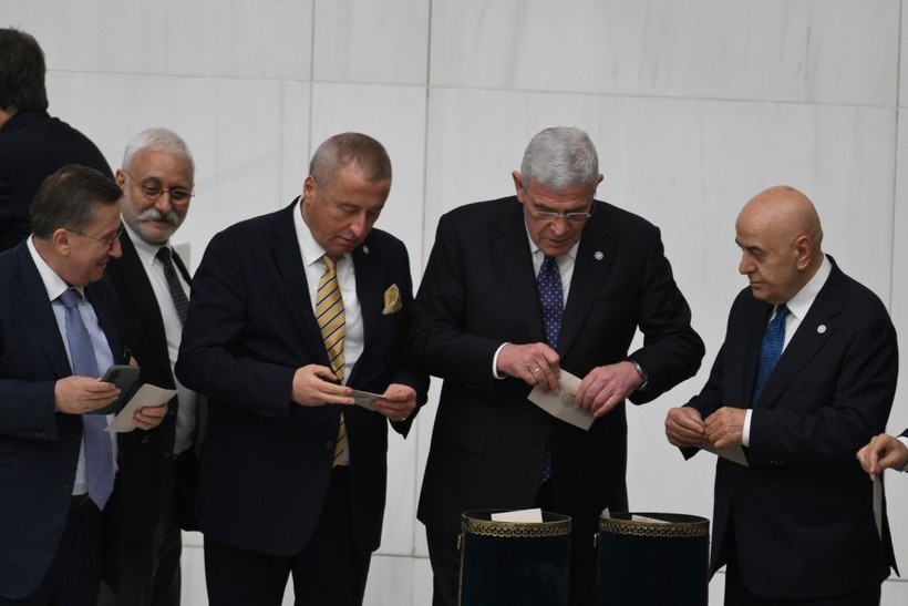 Özgür Özel, 'İmamoğlu’na özgürlük' döviziyle poz verdi - Resim: 38