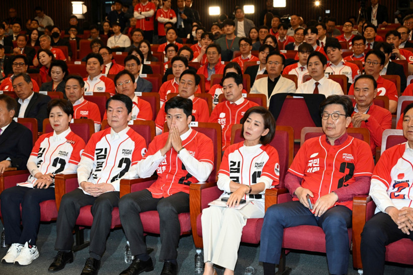 Ülkeyi kutuplaştıran seçimde sona adım adım: Darbecinin partisine geçit yok - Resim : 3