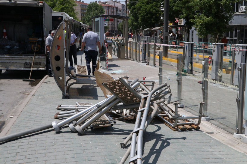 Belediye otobüsü tramvay durağına daldı: 2 yaralı - Resim : 2