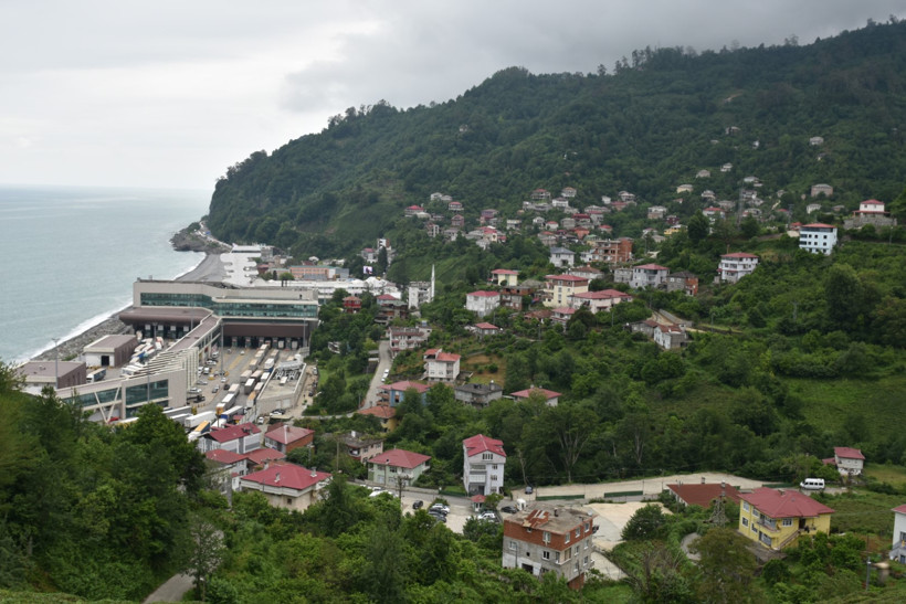 Sınırın ikiye ayırdığı köyde akrabalık bağları 104 yıldır sürüyor - Resim : 1