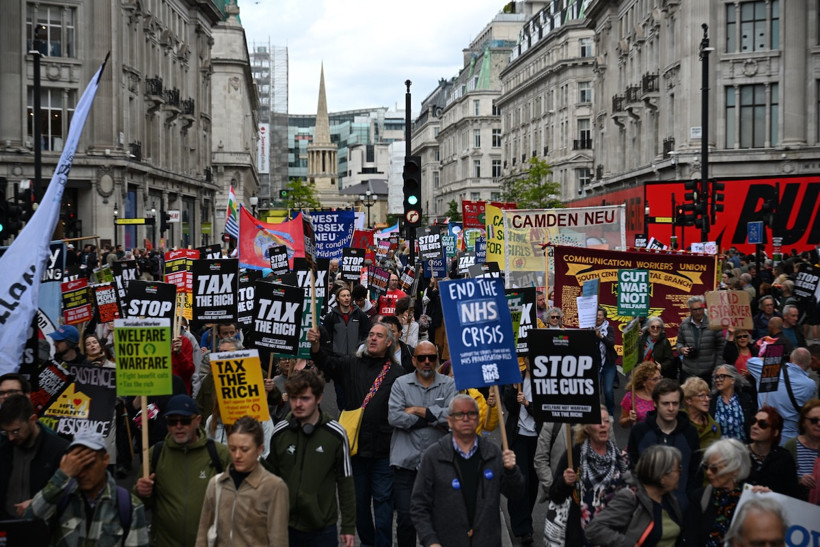 Hükümetin bütçe planı İngilizleri sokağa döktü - Resim : 2