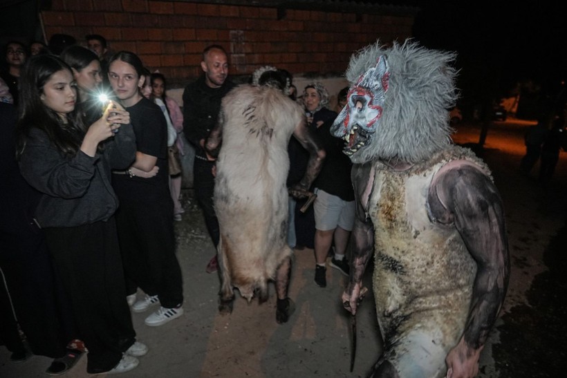 200 yıllık ‘Deliler' gece vakti köyü bastı - Resim: 11