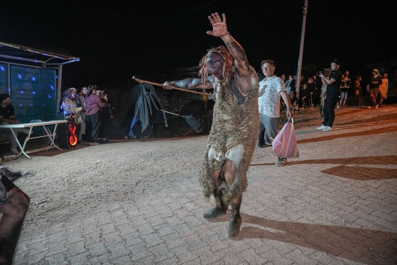 200 yıllık ‘Deliler' gece vakti köyü bastı - Resim: 14