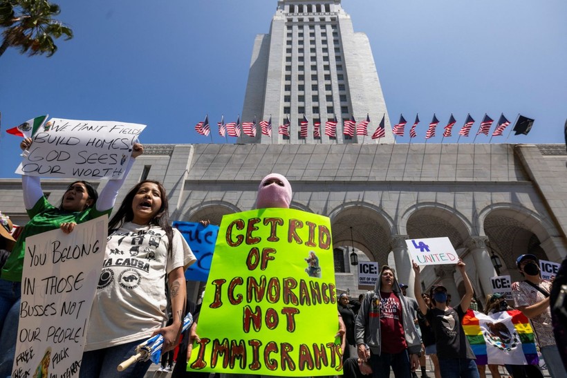 Los Angeles meydan muharebesi: Protestocular polisle çatıştı - Resim: 6