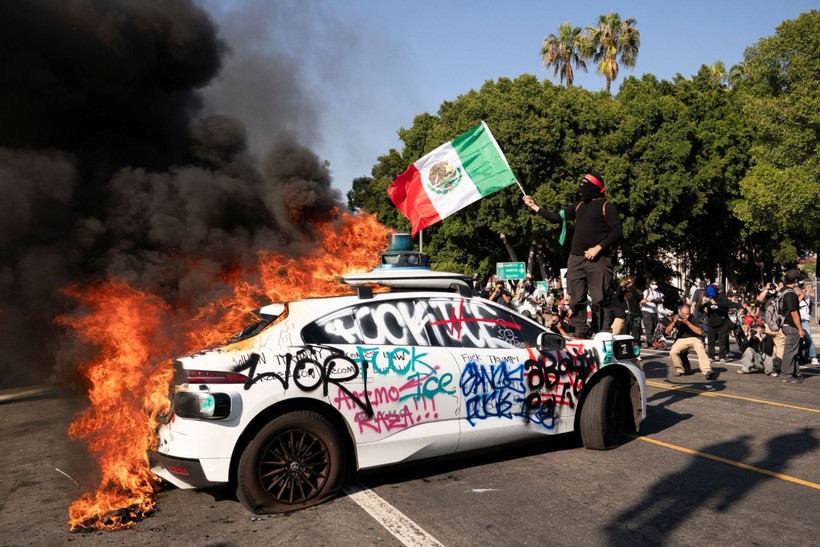 Los Angeles meydan muharebesi: Protestocular polisle çatıştı - Resim: 7